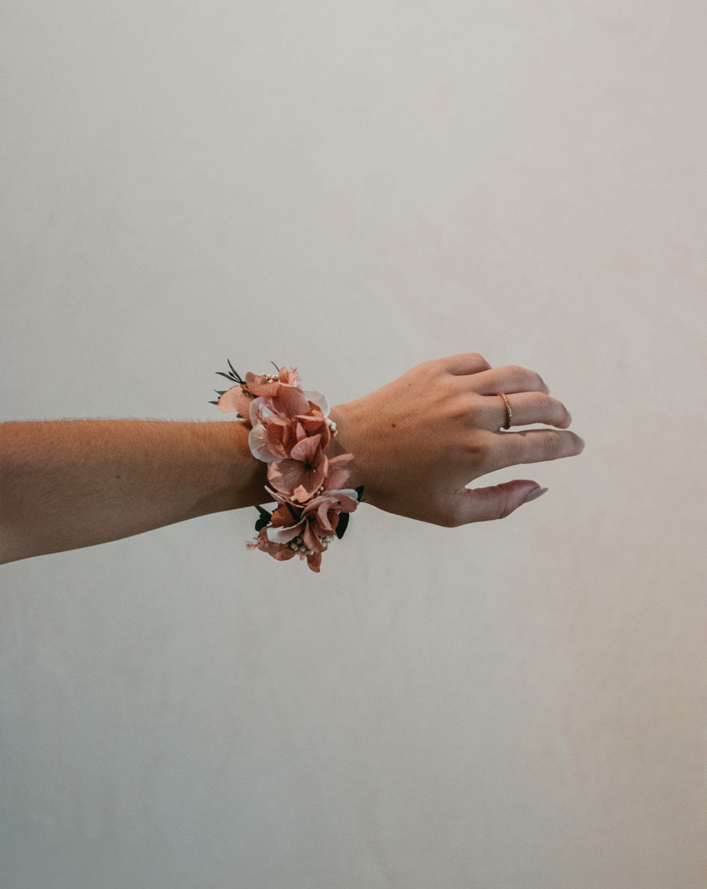 Pulsera flores preservadas Hortensias y peonías en tonalidades rosas y cremas, eucalipto parvifolia, flor de arroz, plumeritos, miscanthus rosado.