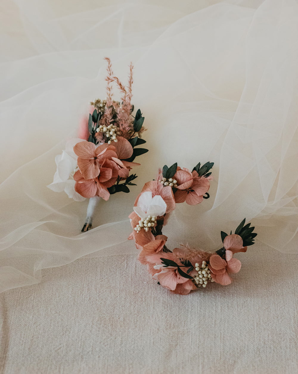 Pulsera flores preservadas Hortensias y peonías en tonalidades rosas y cremas, eucalipto parvifolia, flor de arroz, plumeritos, miscanthus rosado.