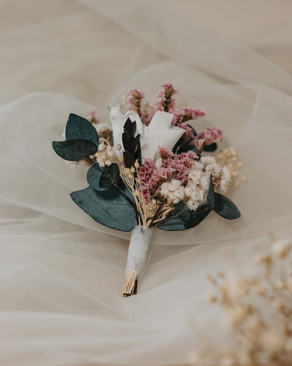 Prendido flores preservadas chaqueta novio invitado Rosa de jardín blanca, parvifolia verde, cinerea verde, limonium rosa, brooms blanco y anaphalis blanco.