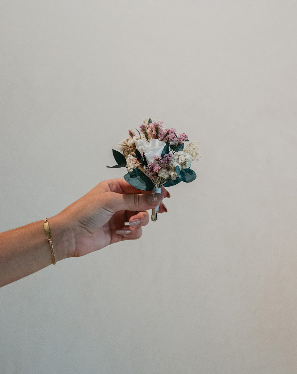 Prendido flores preservadas chaqueta novio invitado Rosa de jardín blanca, parvifolia verde, cinerea verde, limonium rosa, brooms blanco y anaphalis blanco.