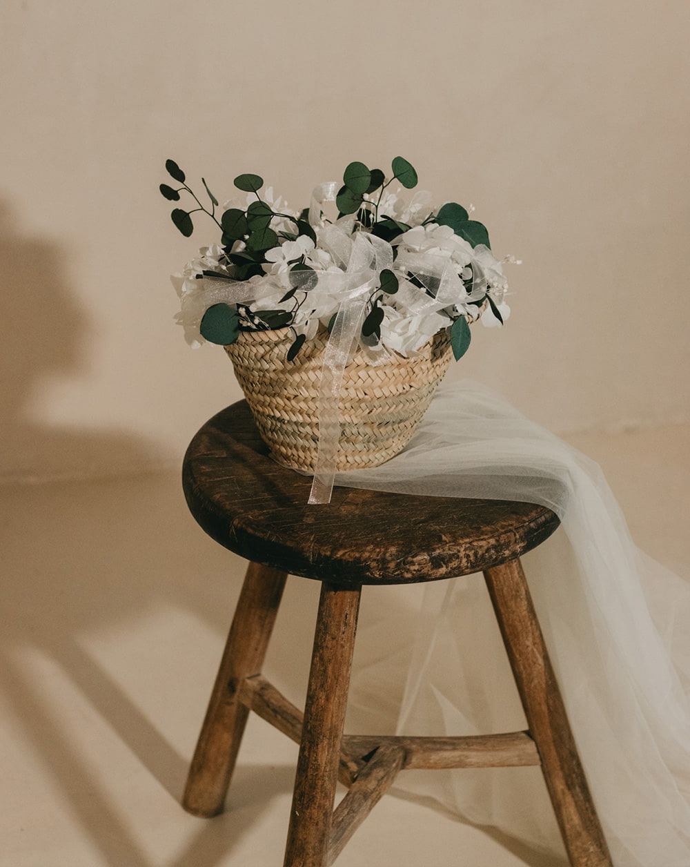 Cesta flores preservadas de palma elaborada de  hortensia blanca y eucalipto populus 