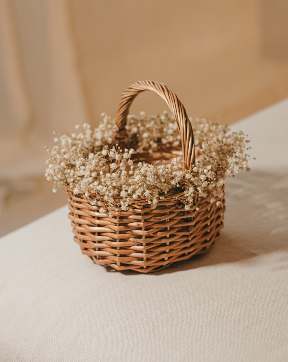 Cesta de mimbre decorada con paniculata ideal para pétalos o porta alianzas y niños arras