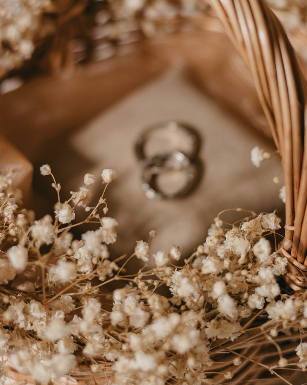 Cesta de mimbre decorada con paniculata ideal para pétalos o porta alianzas y niños arras