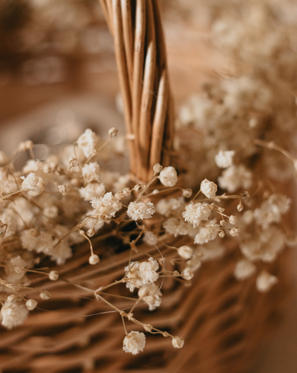 Cesta de mimbre decorada con paniculata ideal para pétalos o porta alianzas y niños arras