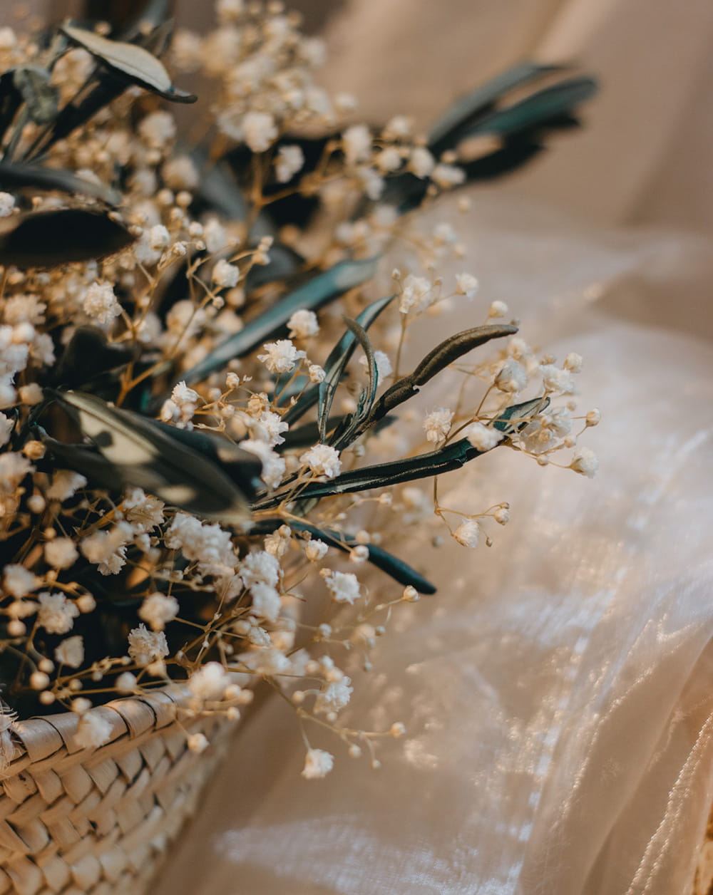 cesta flores preservadas de palma de paniculata y olivo