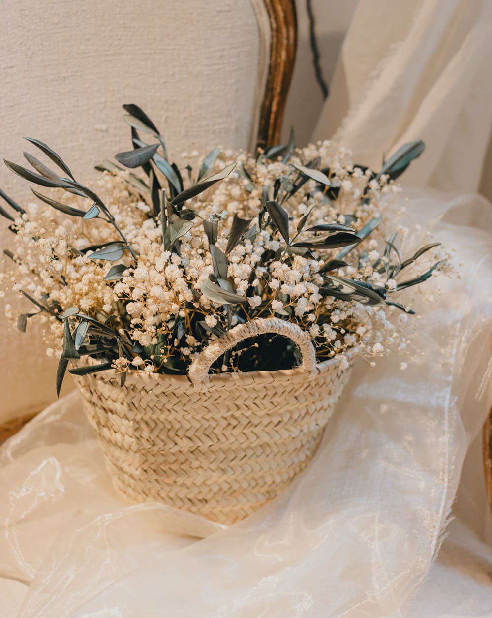 cesta flores preservadas de palma de paniculata y olivo