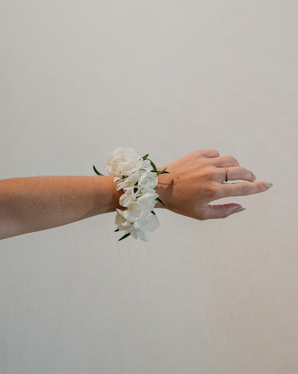 pulsera novia flores preservadas hortensia blanca y willow verde.