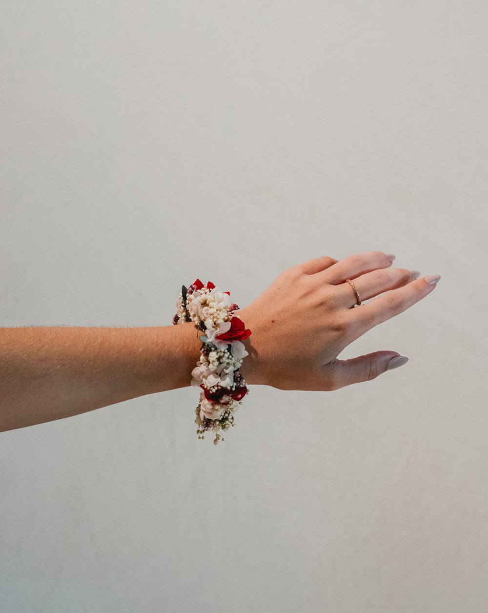 Pulsera novia Hortensia roja, hortensia rosa, cinerea verde y granate, flor de arroz blanco, gypso blanco y erica brezo rosa.