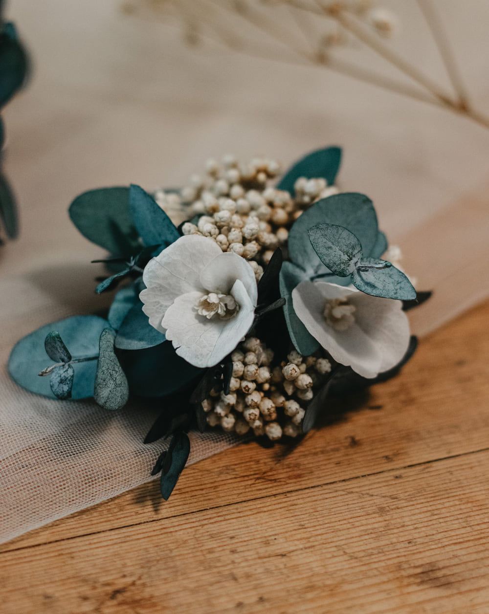 Prendido chaqueta invitado novio Hortensias y peonías en tonalidades rosas y cremas, eucalipto parvifolia, flor de arroz, plumeritos, miscanthus rosado.