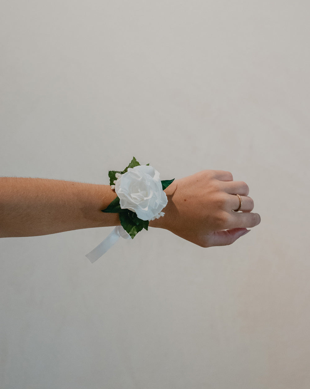 Pulsera novia Hortensias y peonías en tonalidades rosas y cremas, eucalipto parvifolia, flor de arroz, plumeritos, miscanthus rosado.