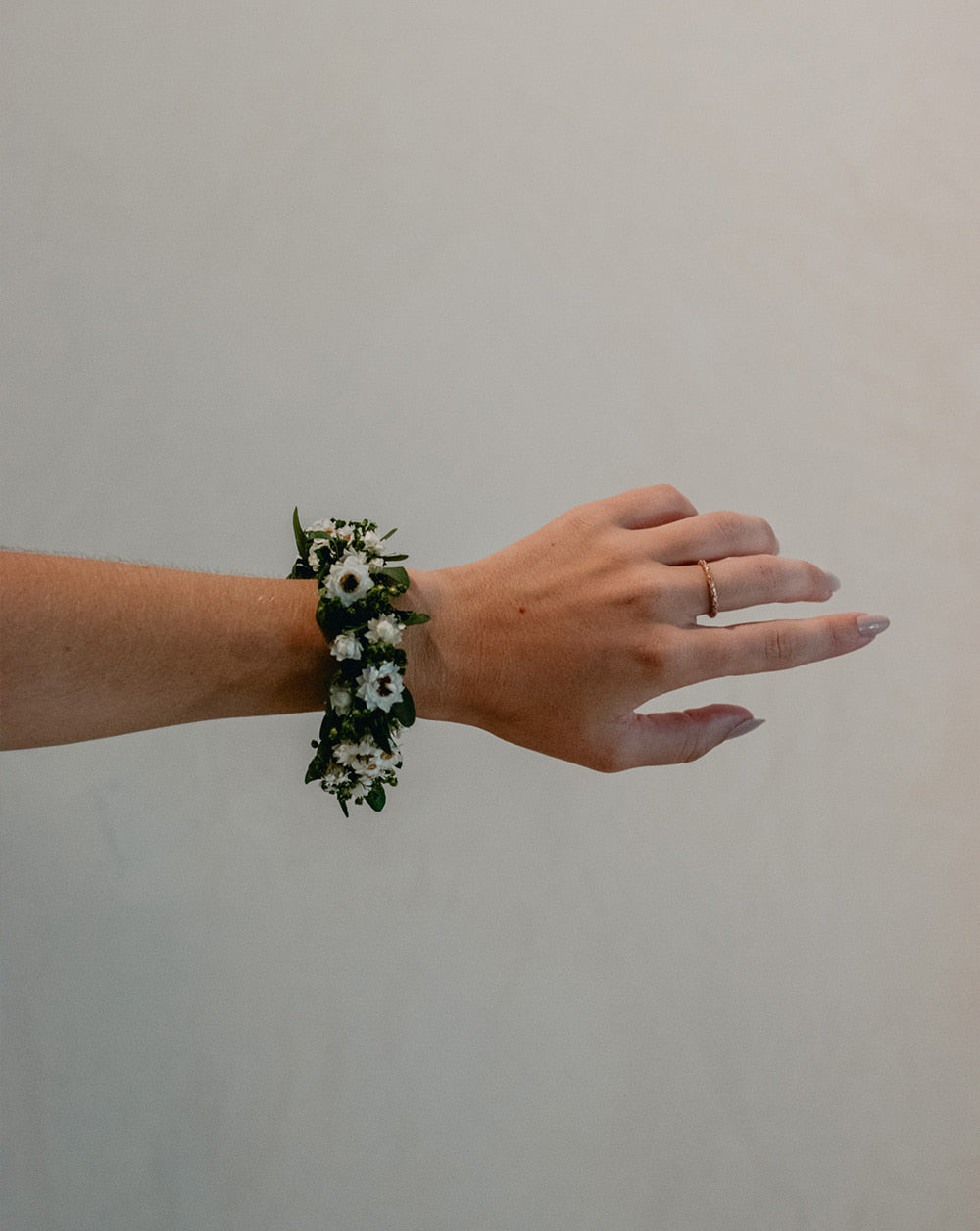 pulsera novia micro-flores preservadas blancas con lentisco verde