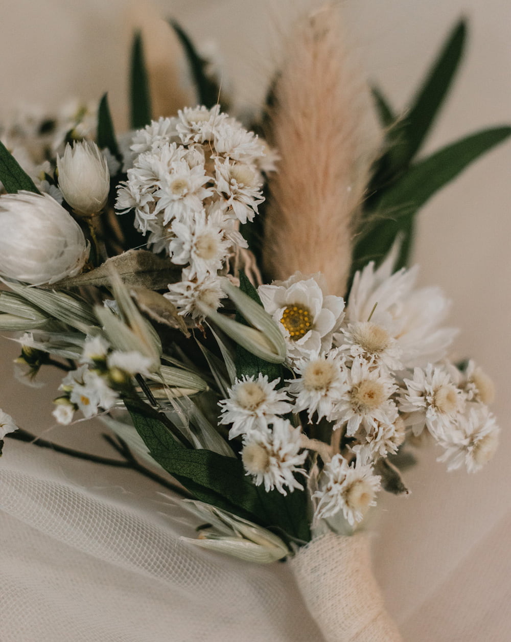 Ramo prendido de novia flores preservadas Acroclinium blanco, axodia blanco, brooms, brezo rosa y lentisco verde.