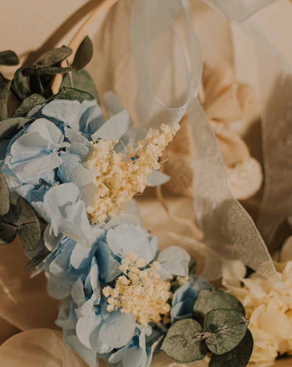 hortensia azul anillos porta alianzas flores preservadas Flores de hortensia azul y blanca con eucalipto cinerea y brooms blanco. 
 lazada