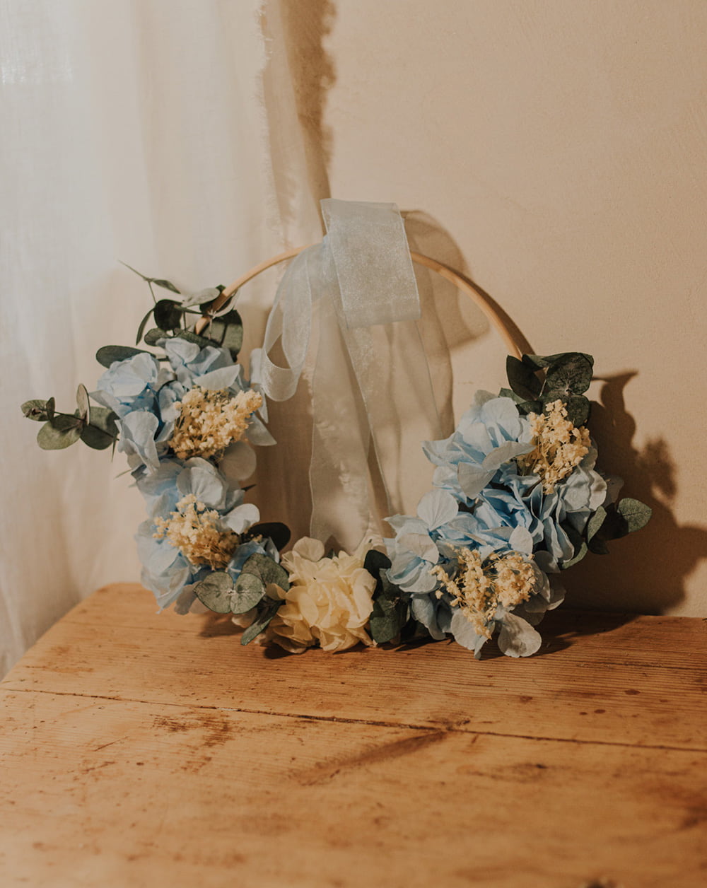 porta alianzas flores preservadas Flores de hortensia azul y blanca con eucalipto cinerea y brooms blanco. 
 lazada