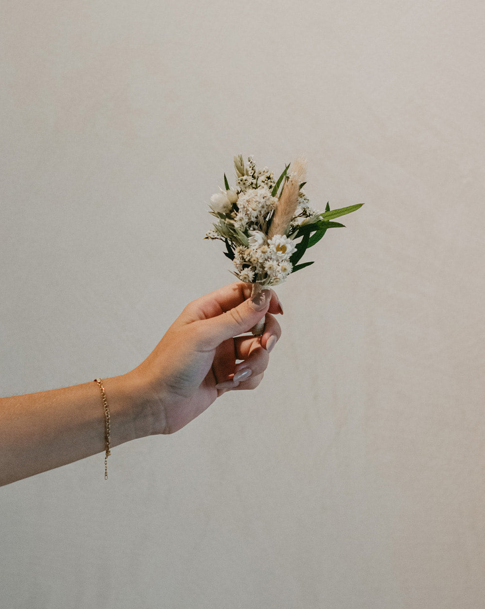 Prendido chaqueta flores preservadas invitado novio Eucalipto willow, margaritas plumeritos, avena y limonium.