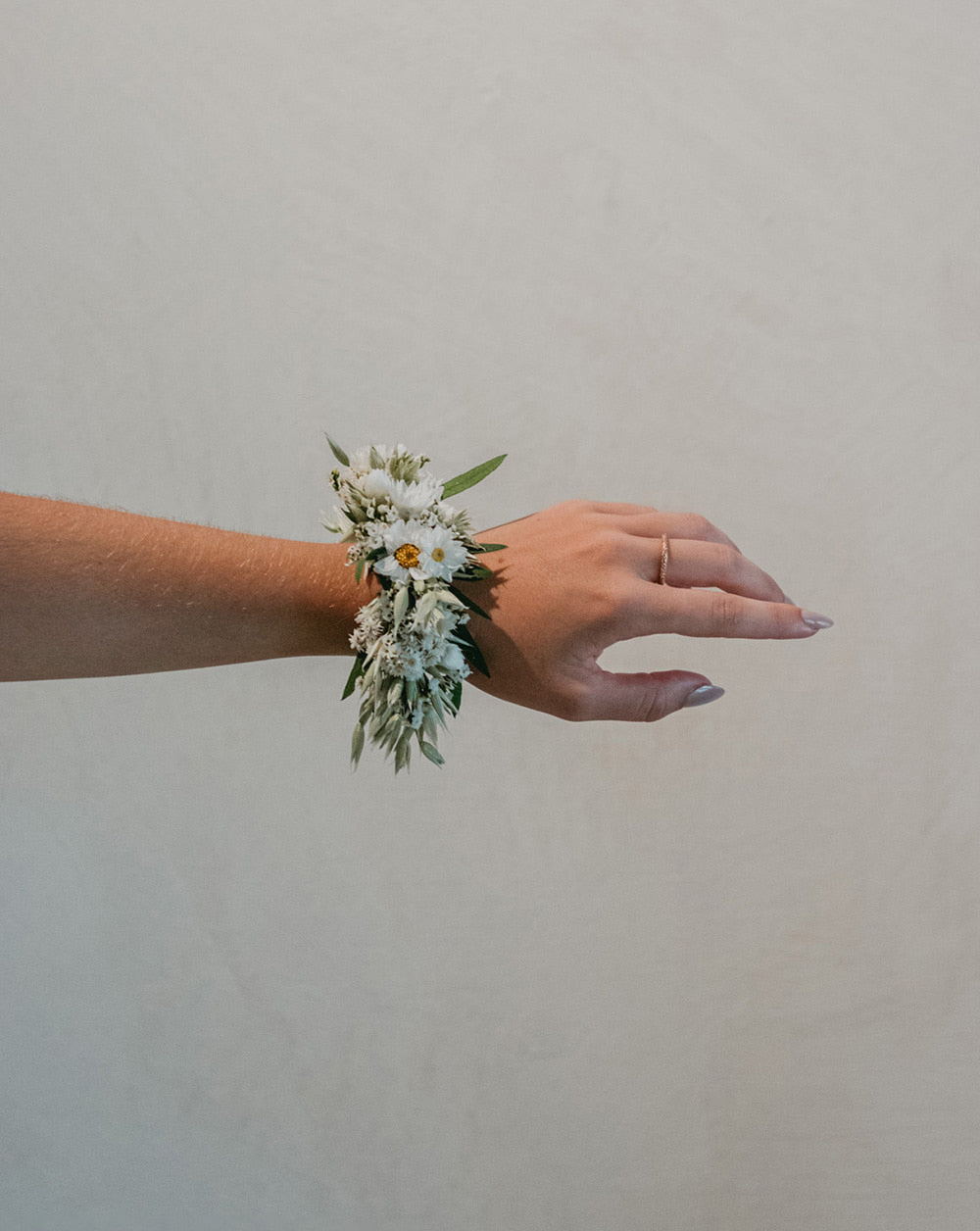 pulsera flores preservadas Eucalipto willow, margaritas plumeritos, avena y limonium.